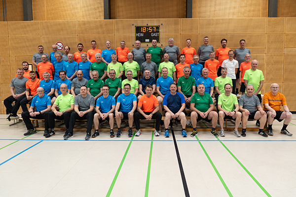 Männerfit-Teilnehmer in farbiger Sportkleidung