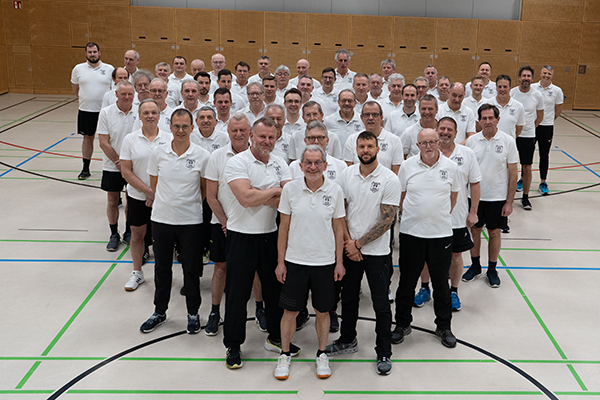 Gruppenfoto der Männerfit-Teilnehmer in der Sporthalle