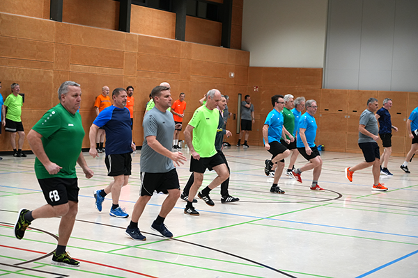 Männer beim aktiven Training in der Sporthalle